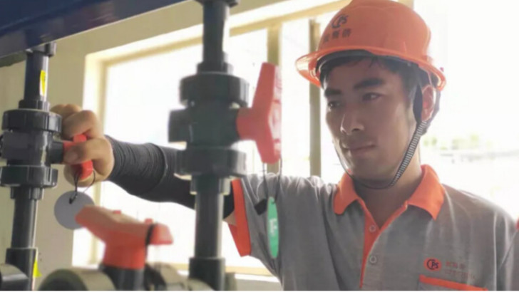 高溫下的環(huán)保人，天氣很熱，你們卻很美